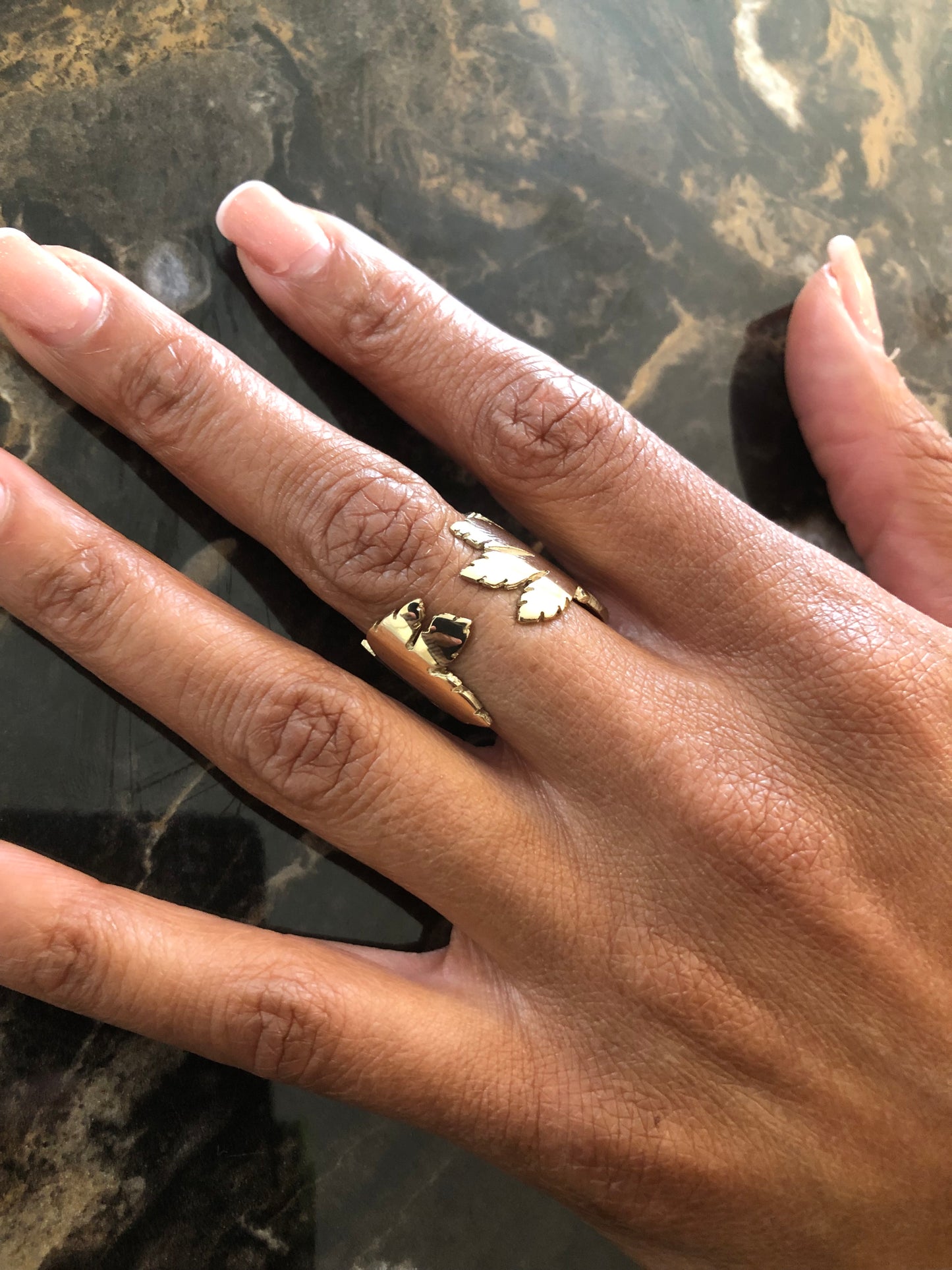 Ladies solid 9ct gold leaf ring