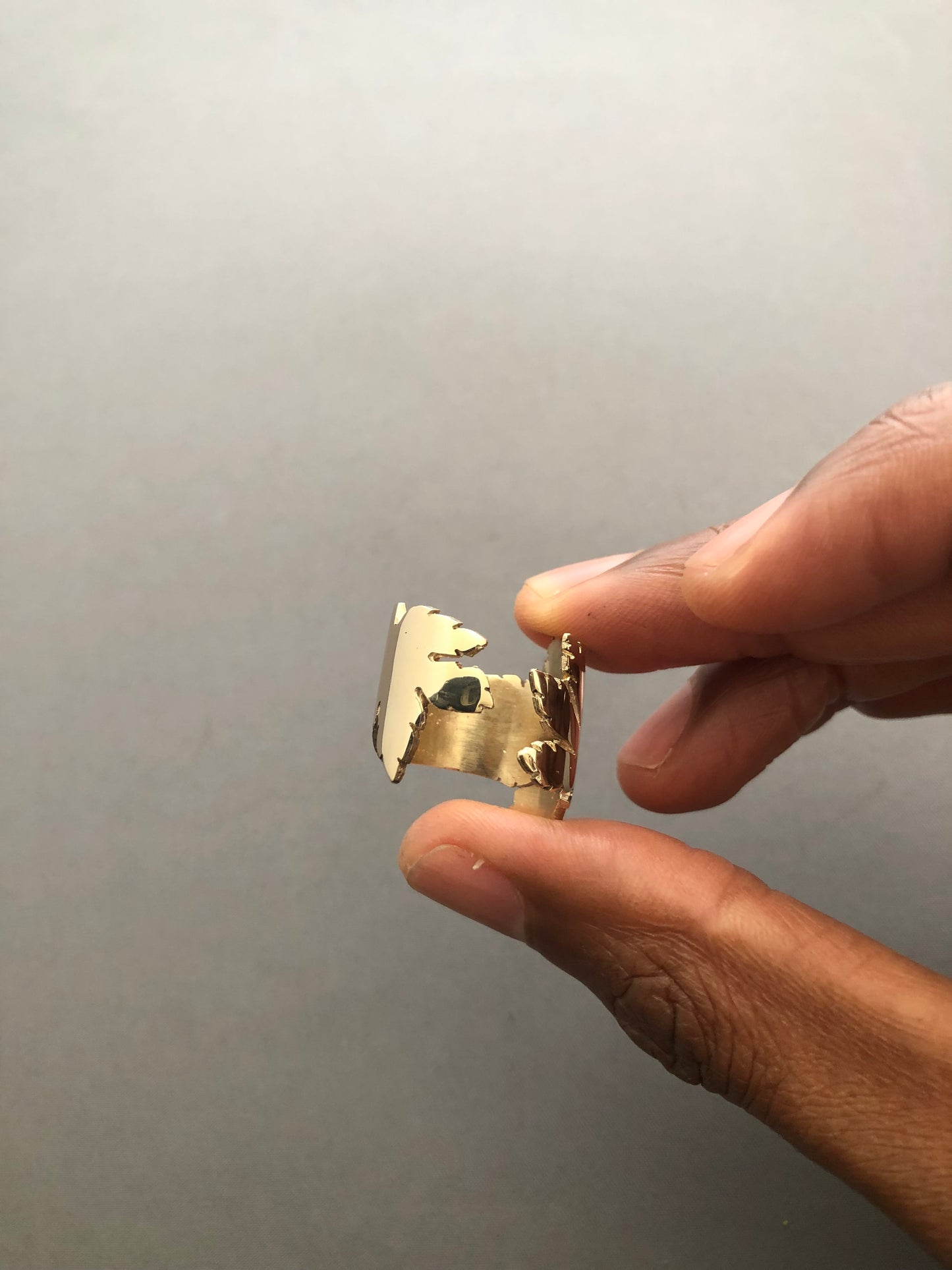 Ladies solid 9ct gold leaf ring