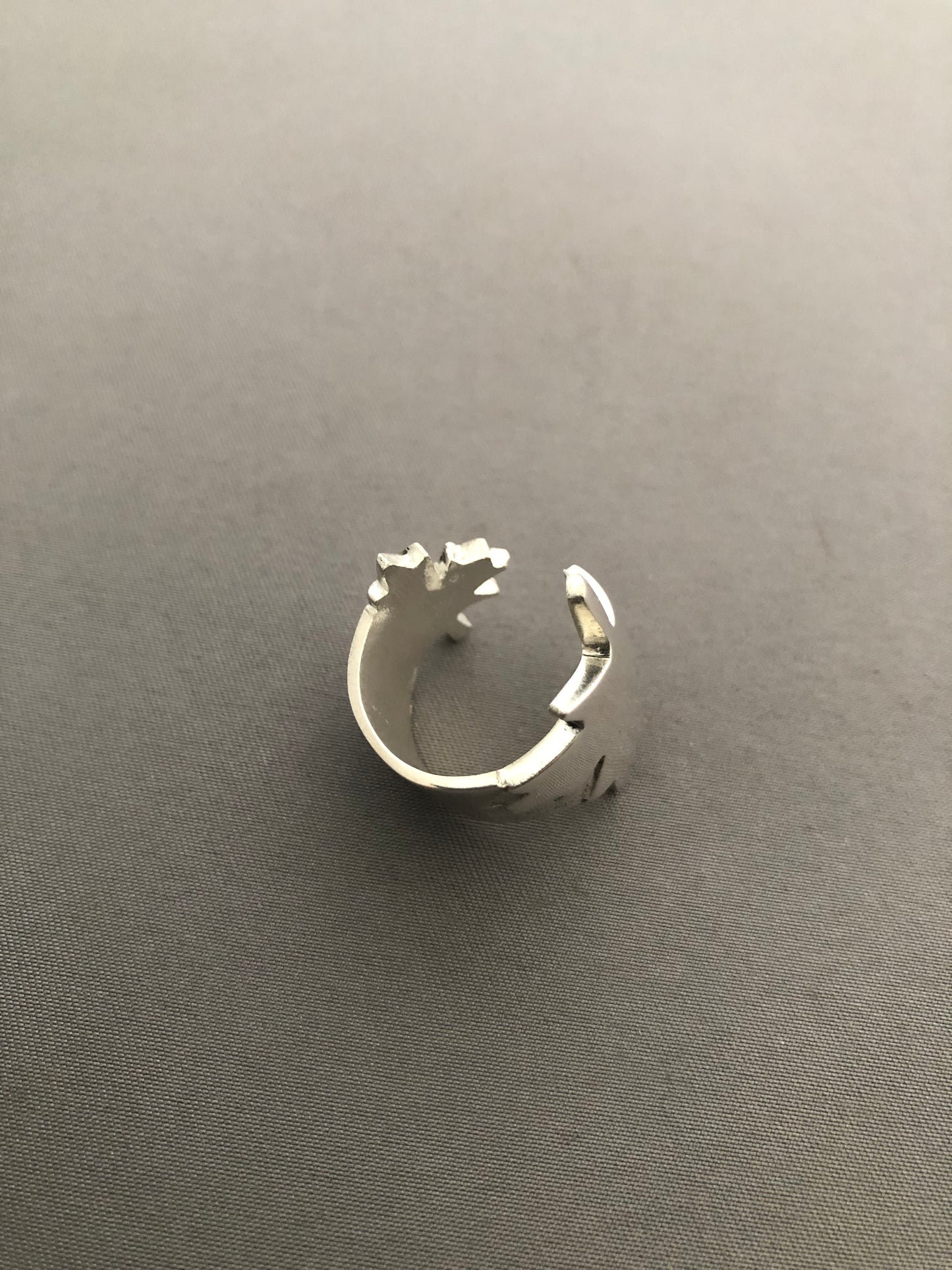Ladies solid silver Canada ring