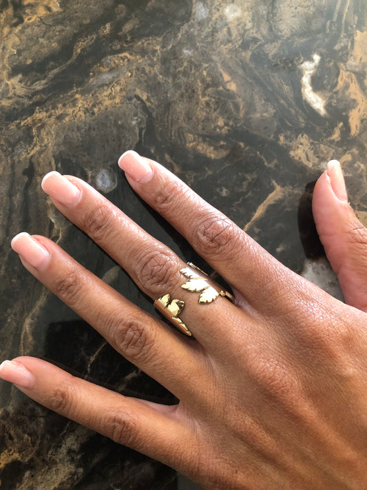 Ladies solid 9ct gold leaf ring