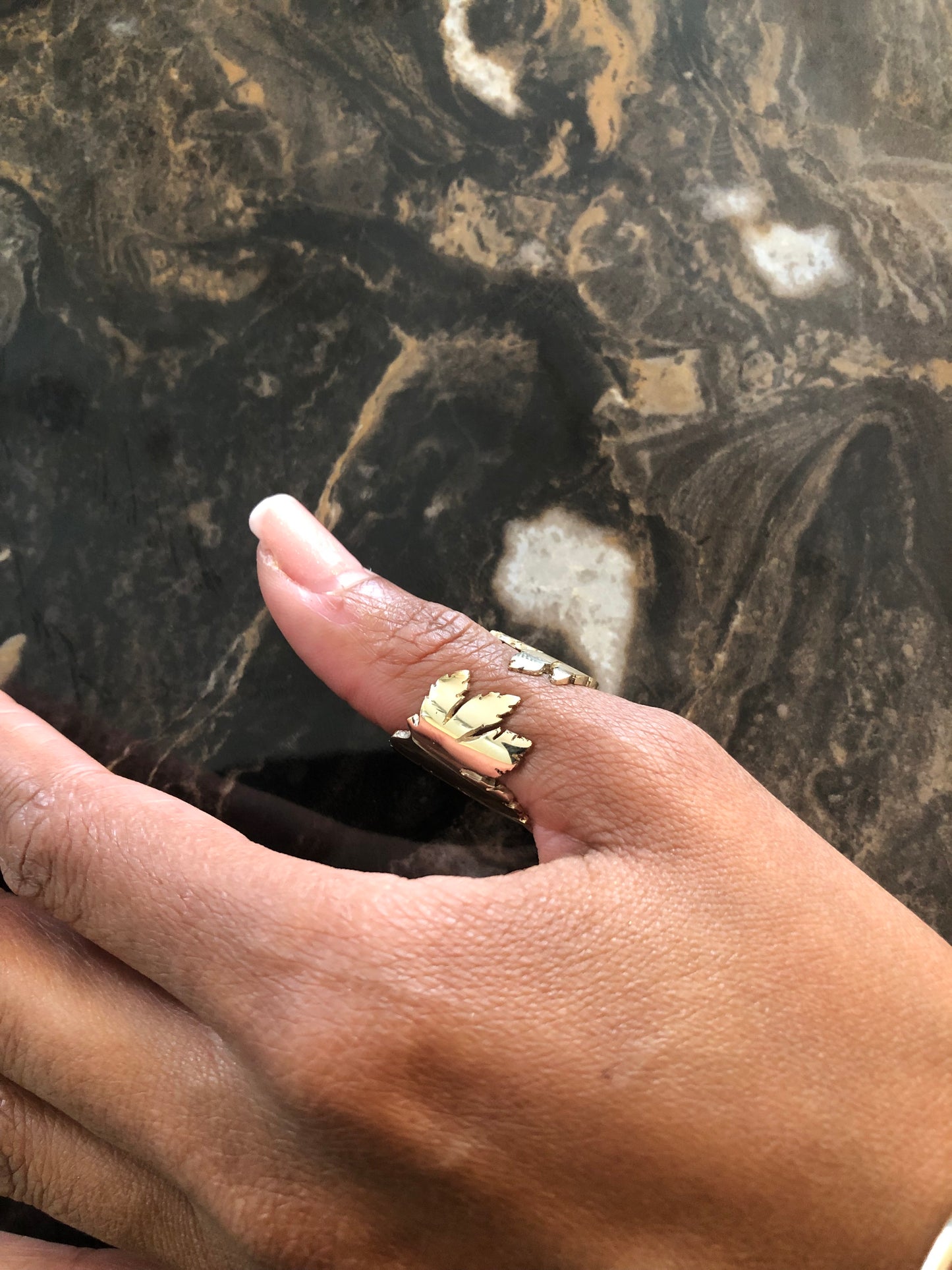 Ladies solid 9ct gold leaf ring