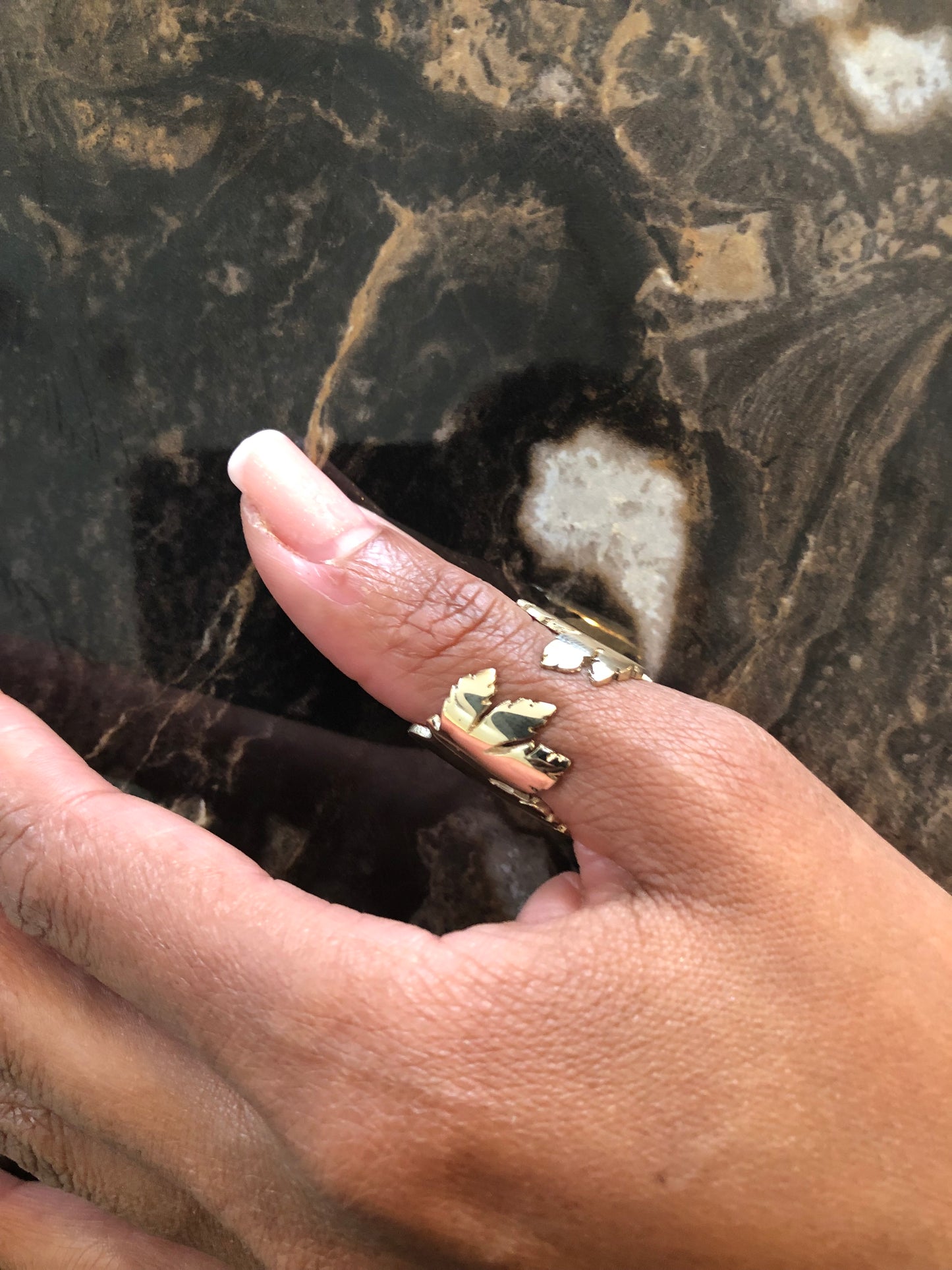 Ladies solid 9ct gold leaf ring