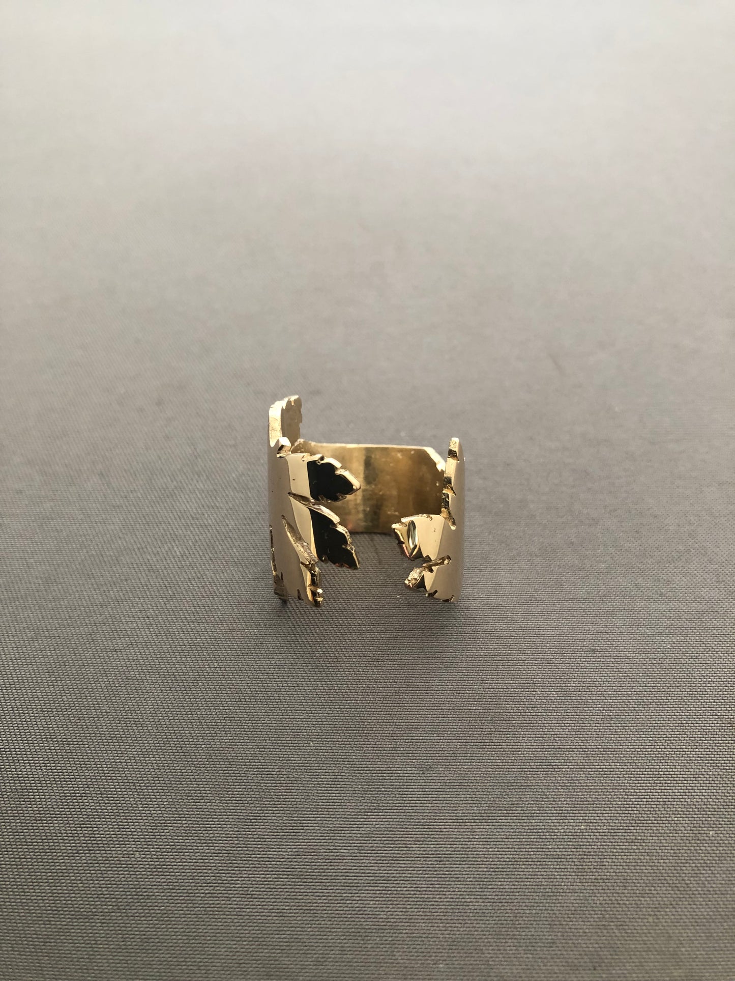 Ladies solid 9ct gold leaf ring