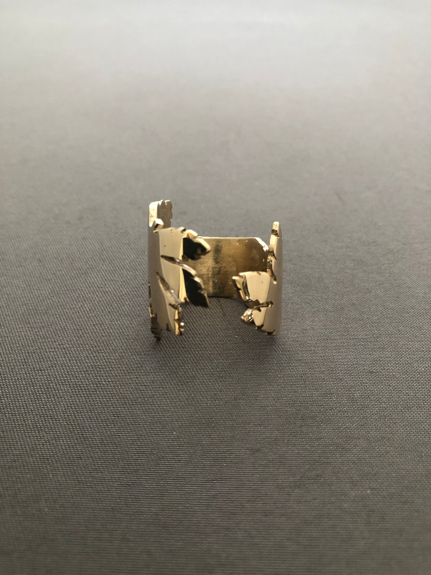 Ladies solid 9ct gold leaf ring