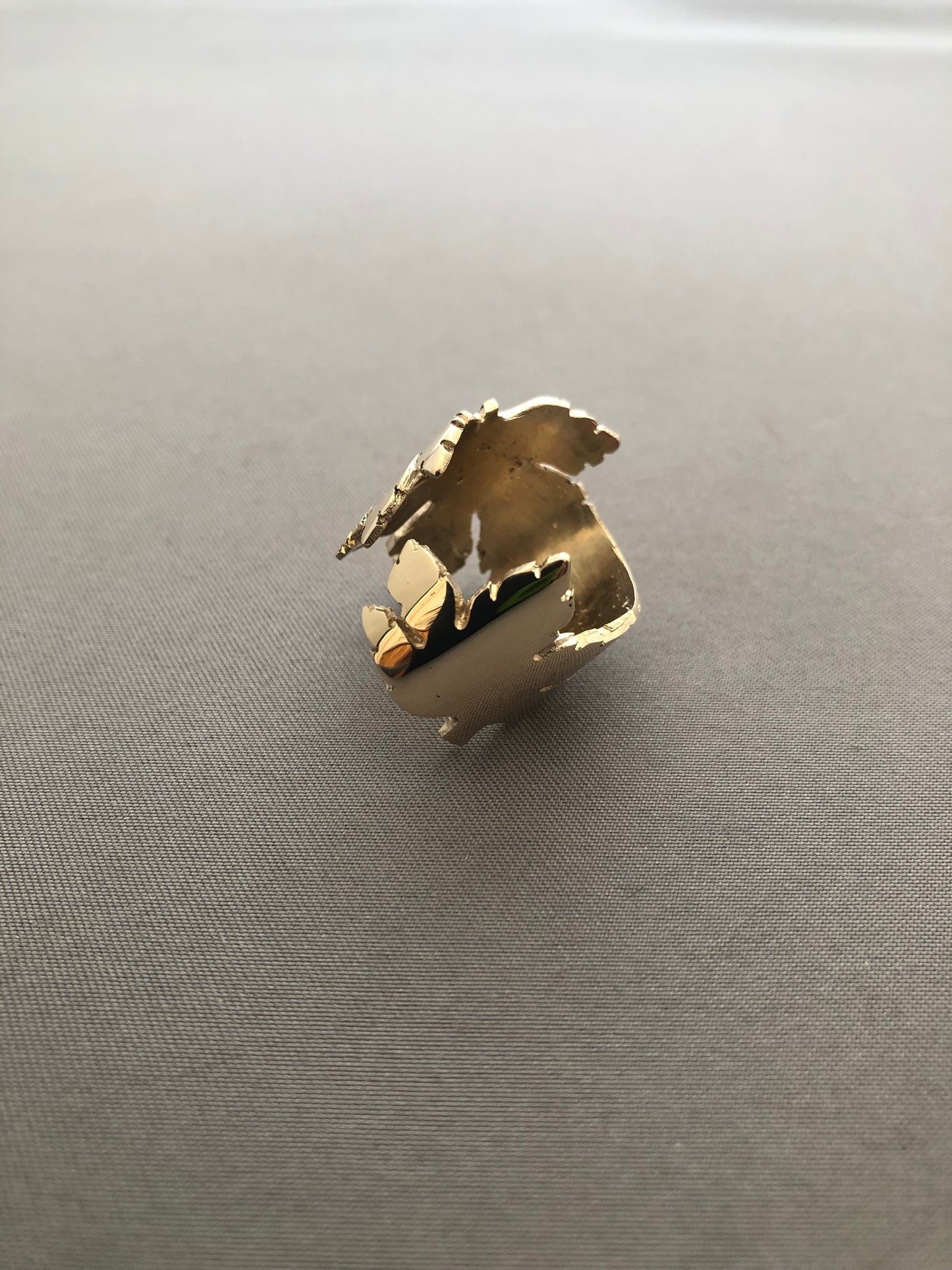 Ladies solid 9ct gold leaf ring