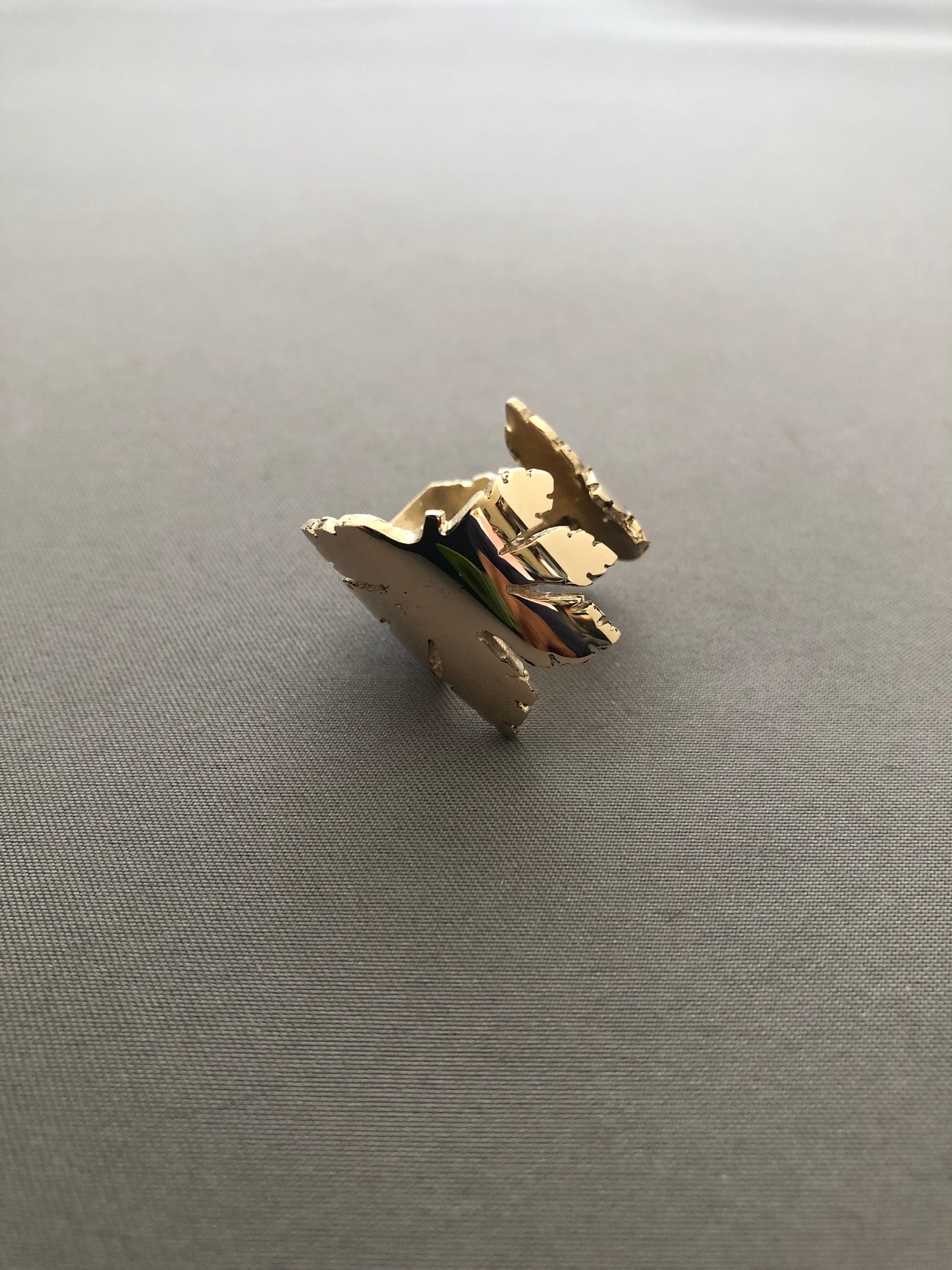 Ladies solid 9ct gold leaf ring
