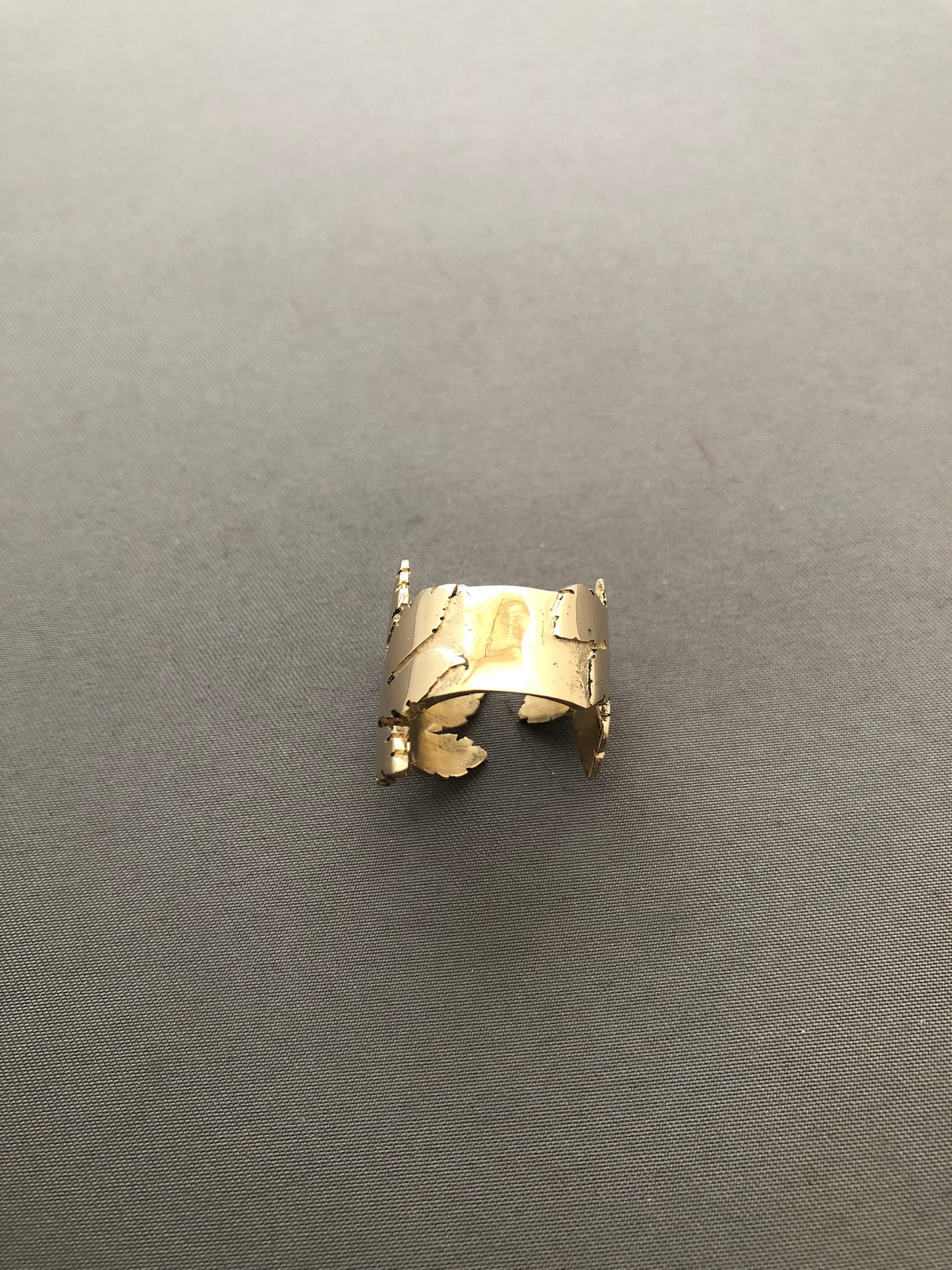 Ladies solid 9ct gold leaf ring