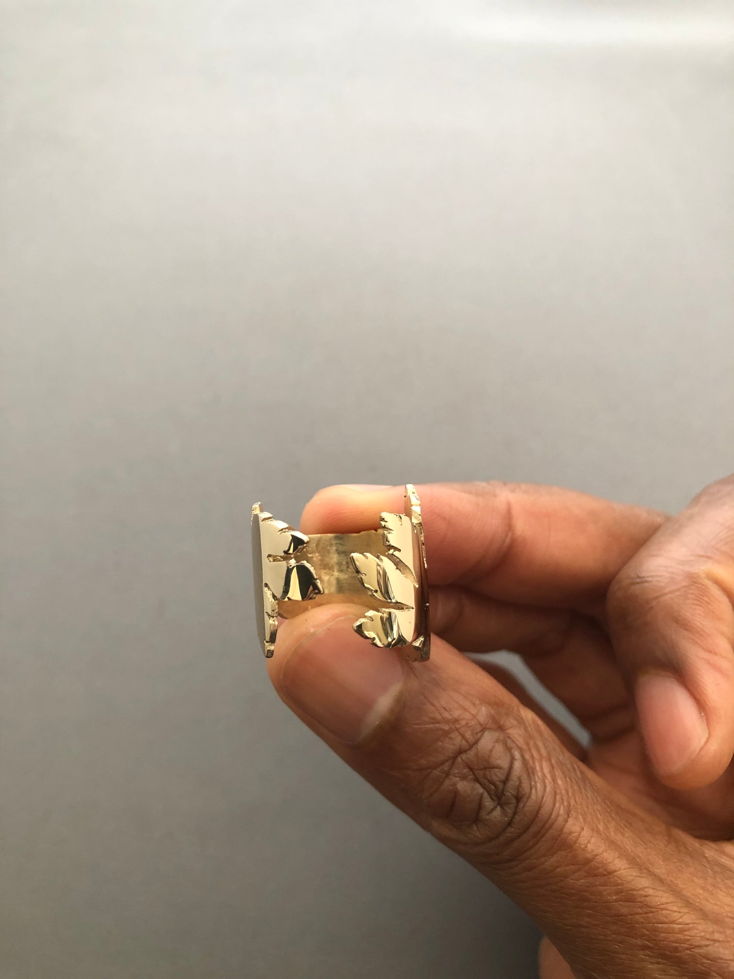 Ladies solid 9ct gold leaf ring