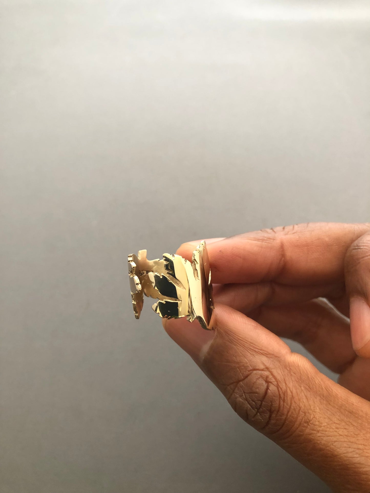 Ladies solid 9ct gold leaf ring