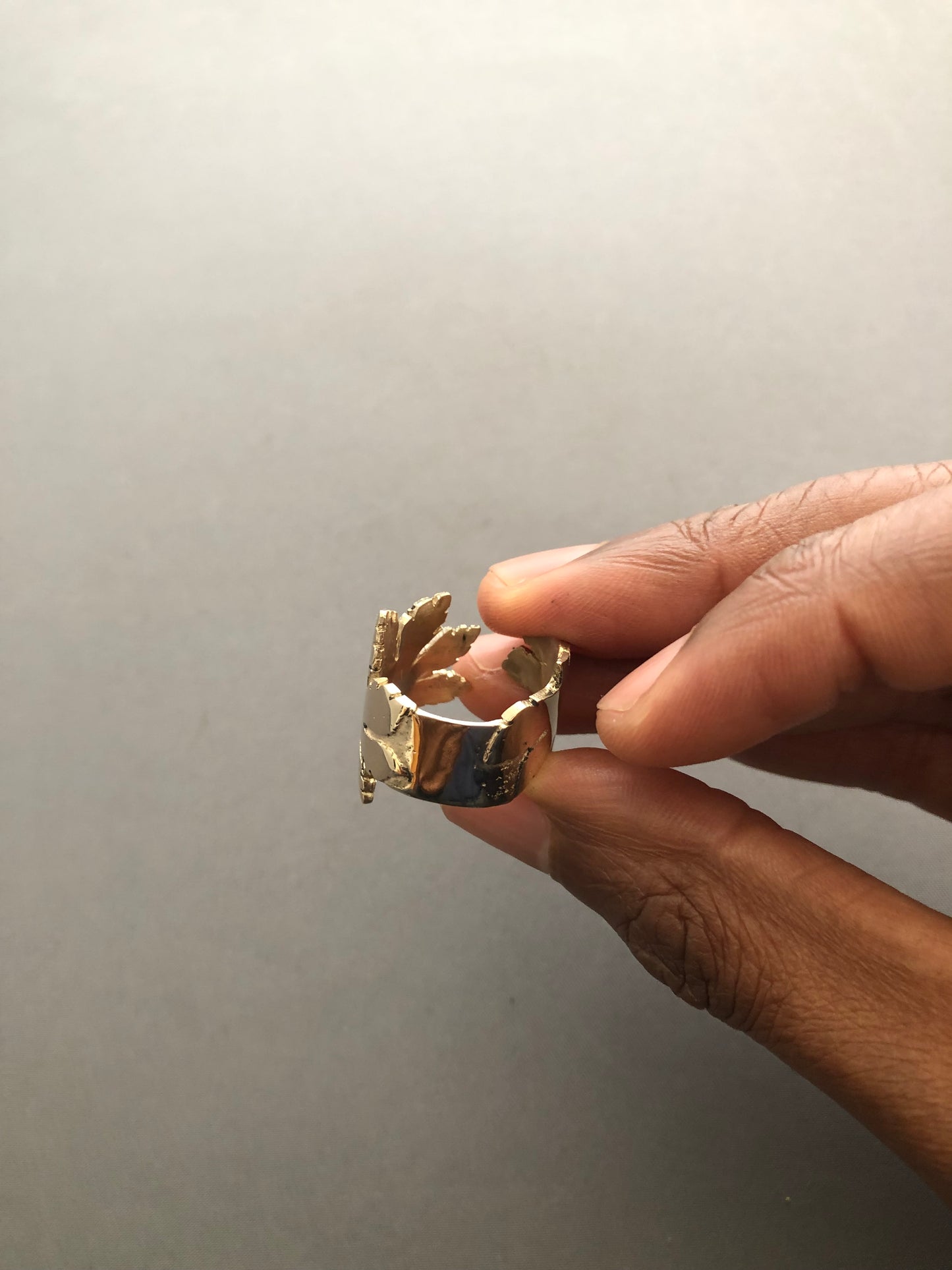 Ladies solid 9ct gold leaf ring