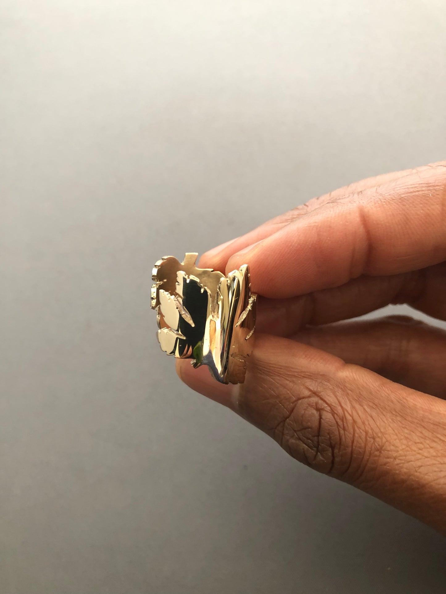 Ladies solid 9ct gold leaf ring