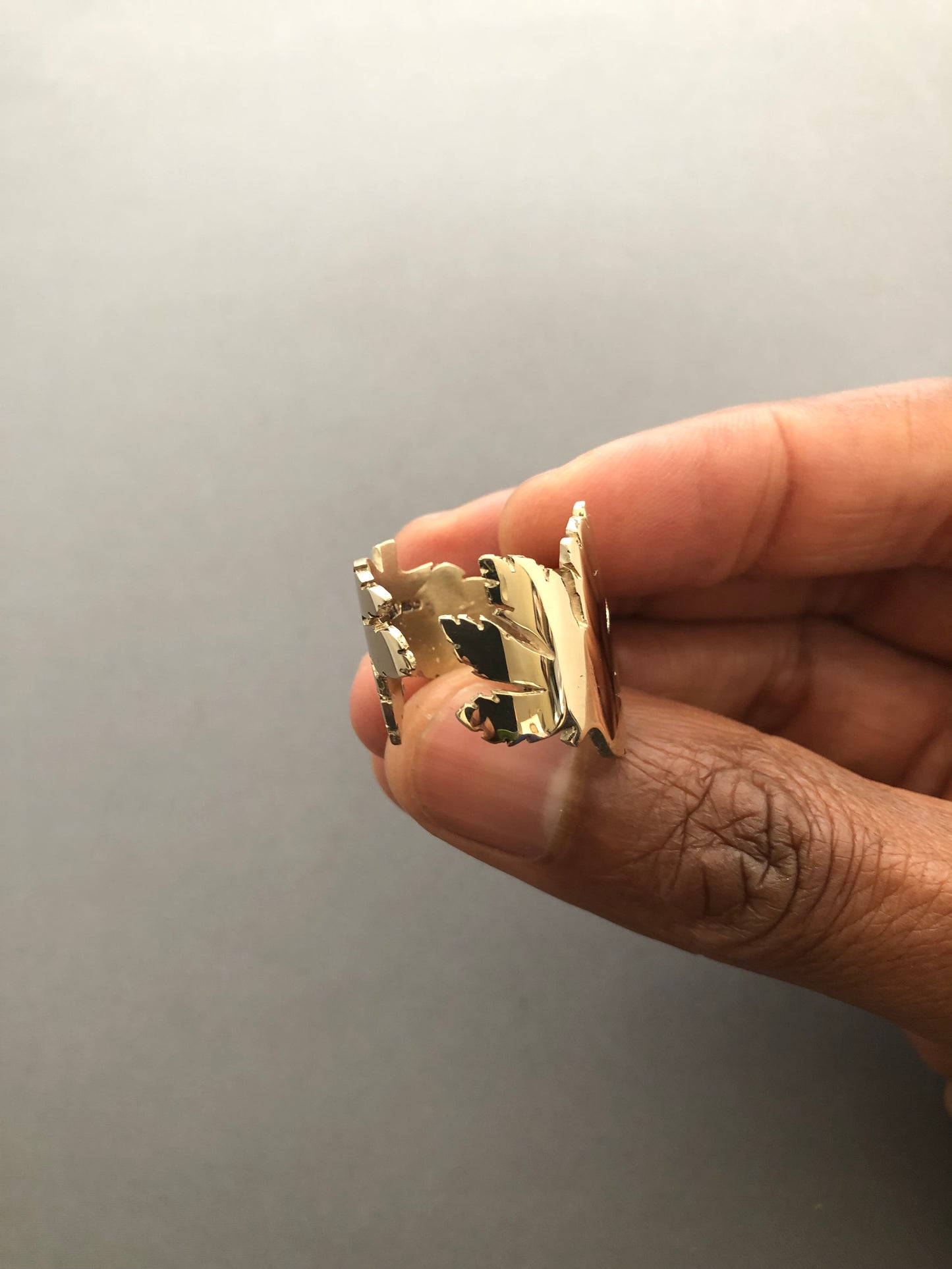 Ladies solid 9ct gold leaf ring