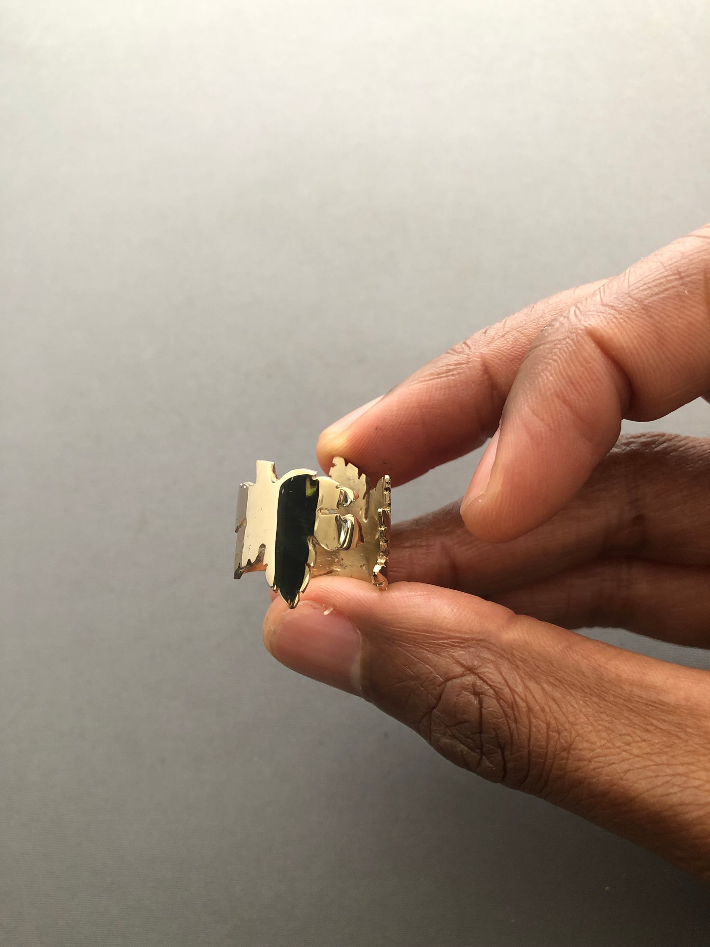 Ladies solid 9ct gold leaf ring